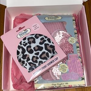 The vintage cosmetic cozy comfort kit & shower cap